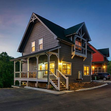 Liberty Lodge - Family Getaway With Pool, Hot Tub, Arcade & Dogs Pigeon Forge Exterior photo